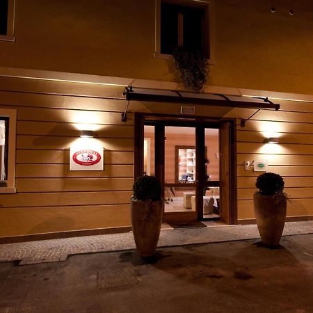Hotel Locanda Stendhal โคลอร์โน ภายนอก รูปภาพ