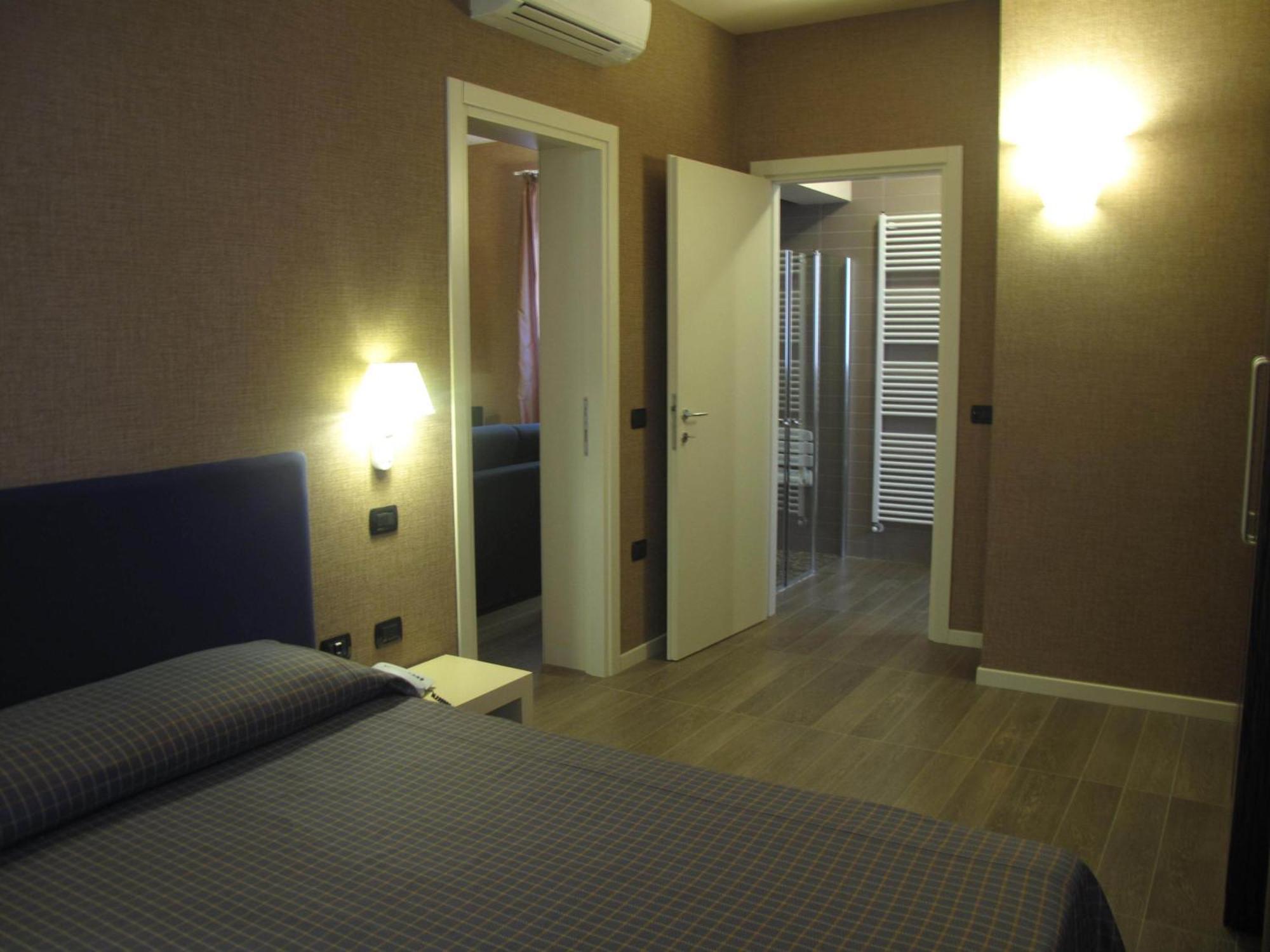 Hotel Locanda Stendhal โคลอร์โน ภายนอก รูปภาพ