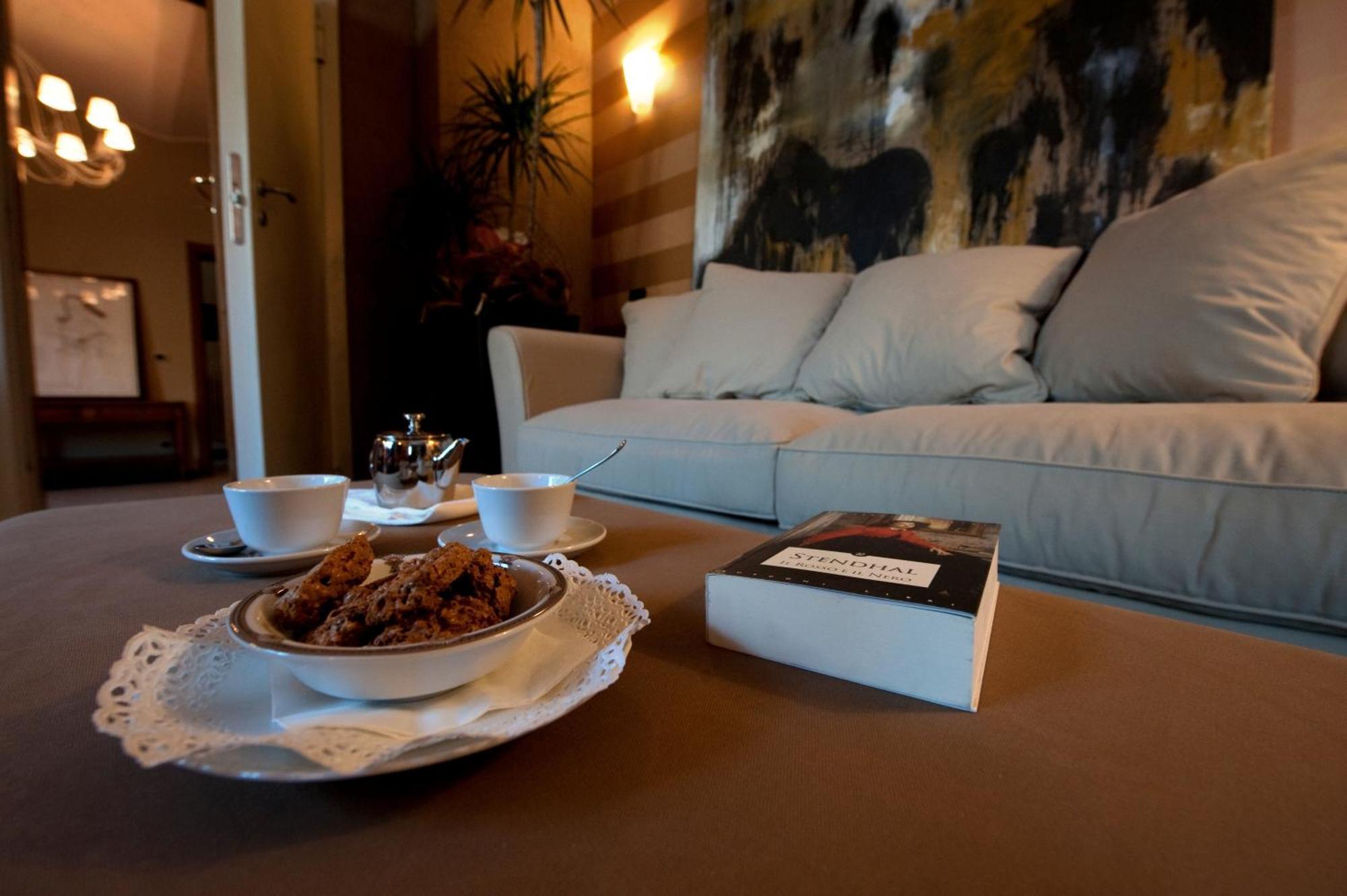 Hotel Locanda Stendhal โคลอร์โน ภายนอก รูปภาพ