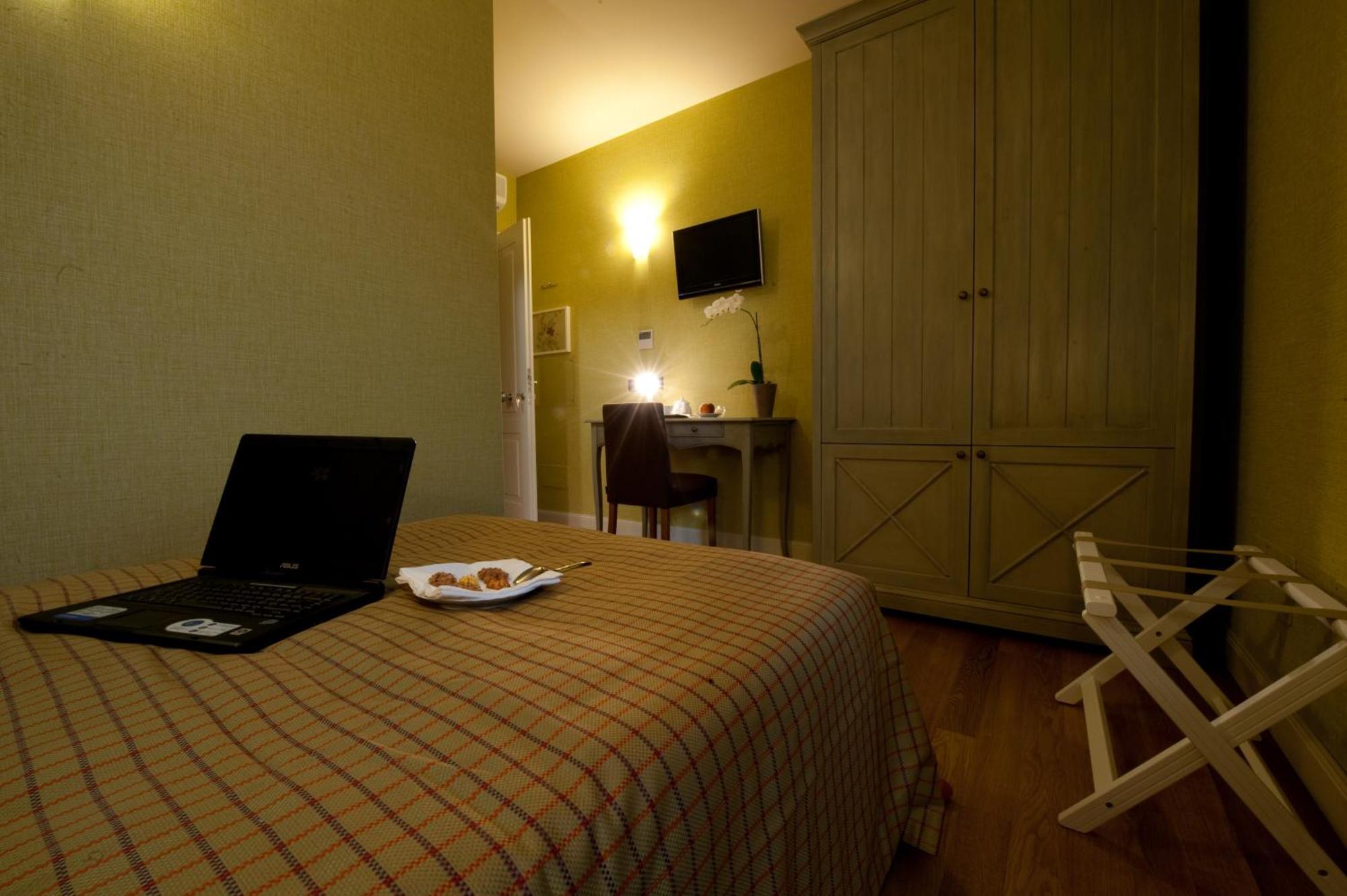 Hotel Locanda Stendhal โคลอร์โน ภายนอก รูปภาพ