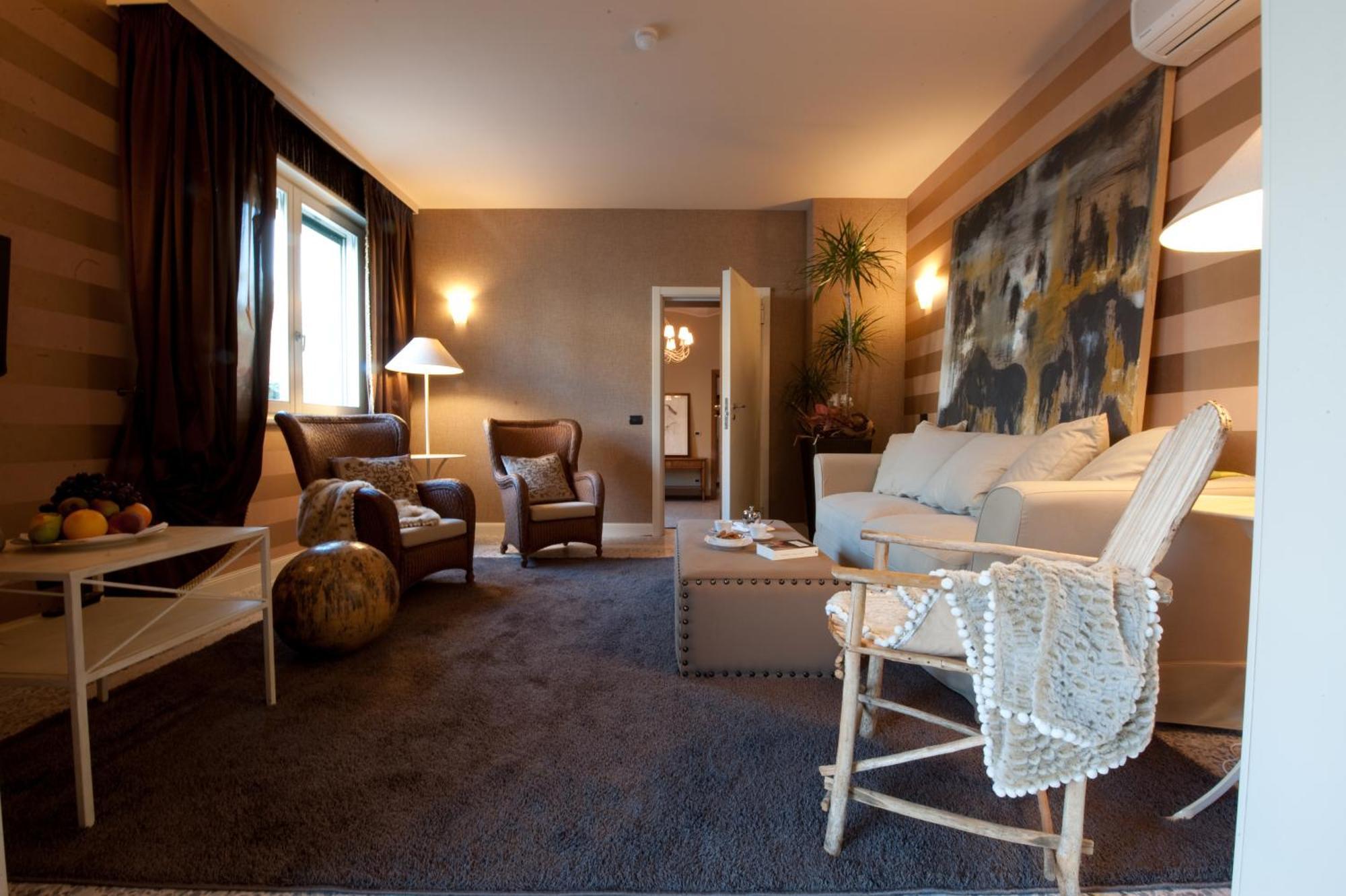 Hotel Locanda Stendhal โคลอร์โน ภายนอก รูปภาพ