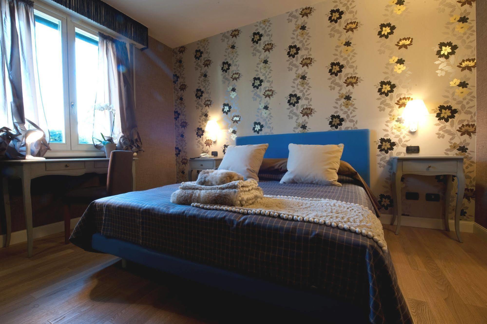 Hotel Locanda Stendhal โคลอร์โน ภายนอก รูปภาพ