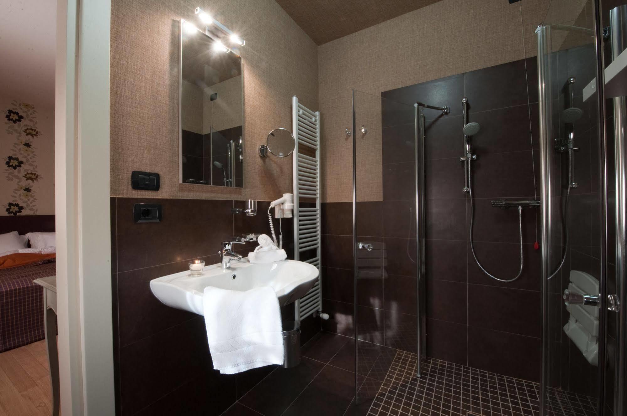 Hotel Locanda Stendhal โคลอร์โน ภายนอก รูปภาพ