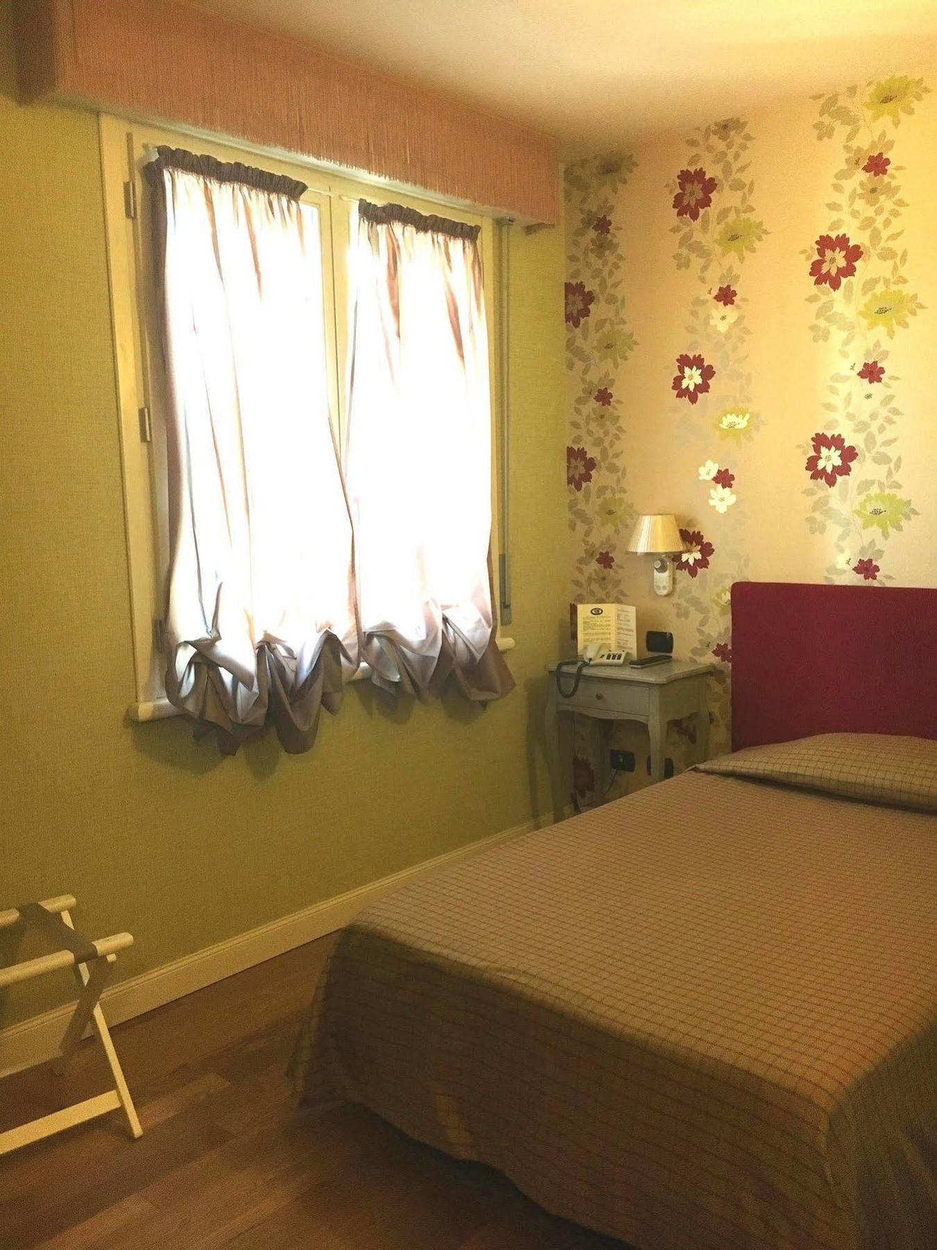 Hotel Locanda Stendhal โคลอร์โน ภายนอก รูปภาพ