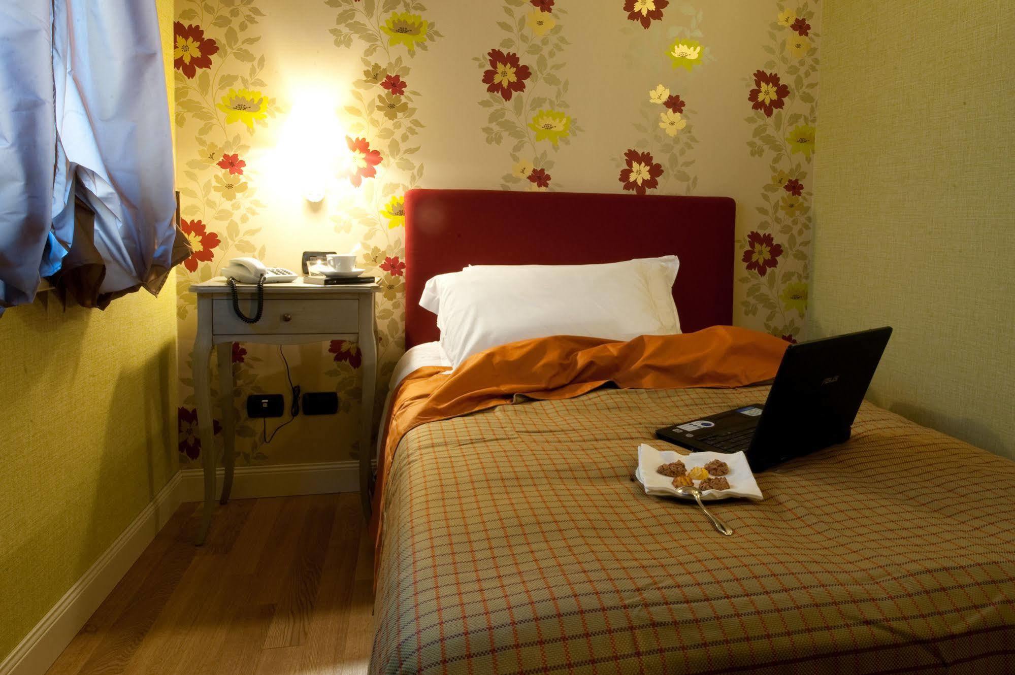 Hotel Locanda Stendhal โคลอร์โน ภายนอก รูปภาพ