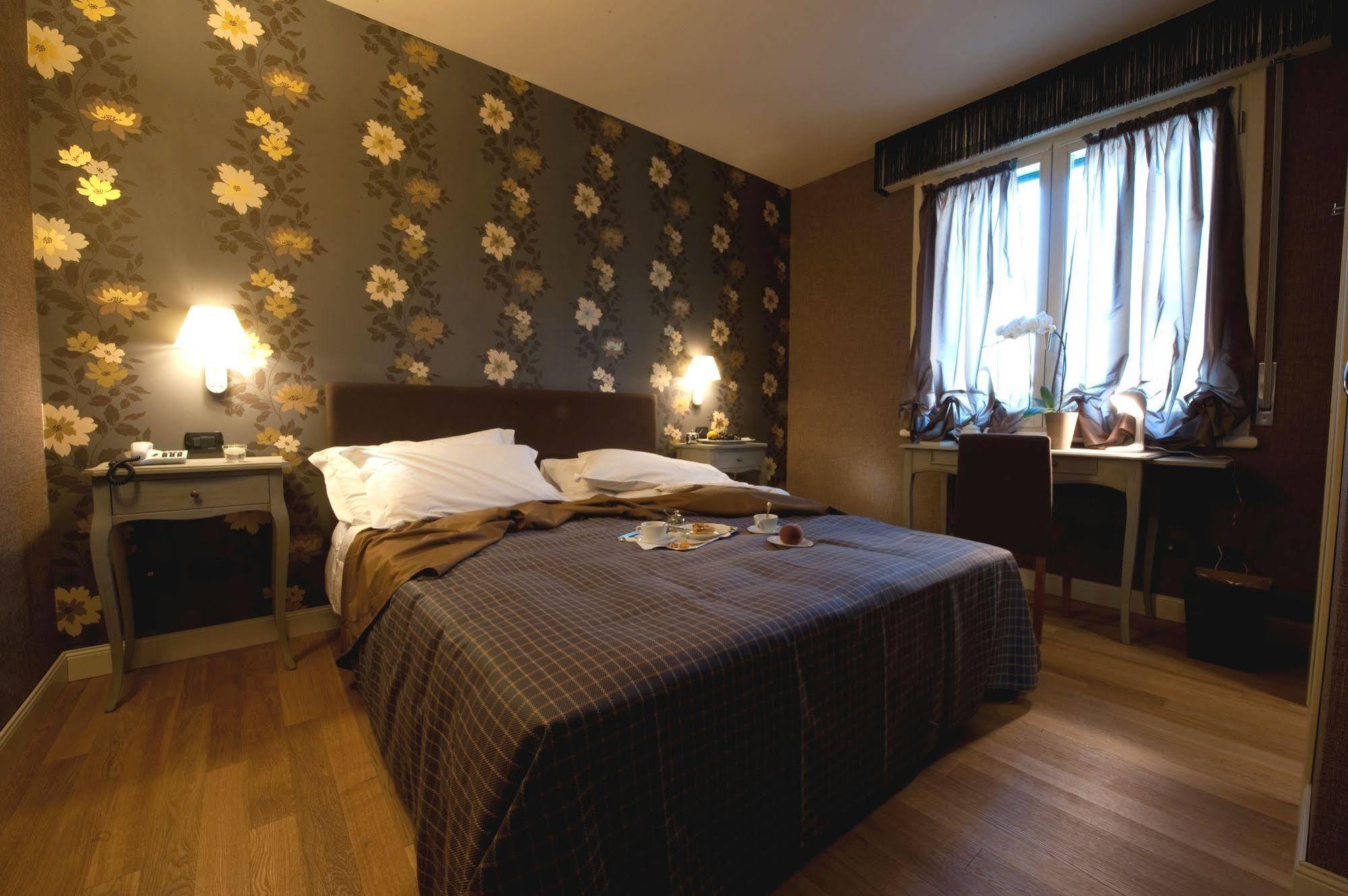 Hotel Locanda Stendhal โคลอร์โน ภายนอก รูปภาพ